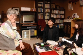 森渉さんの母、尚江さん（左）に渉さんの思い出を聞く神戸大学メディア研の森岡聖陽さん（中央）ら＝京都市東山区本町