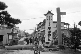 参道に崩れ落ちた広田神社の鳥居＝１７日午前、西宮市柳本町