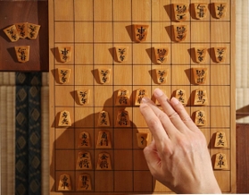 第４４期王将戦第７局指し直し局、谷川さんは■５五銀と打って勝負の流れを引き寄せた＝関西将棋会館（撮影・吉田敦史）