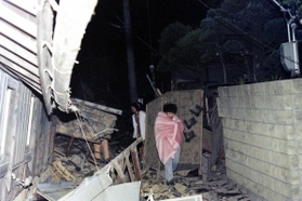 まだ空が白む前、毛布をまとい逃げ出す住民ら。「非日常」が日常となる日々の始まりだった＝１７日早朝、神戸市東灘区