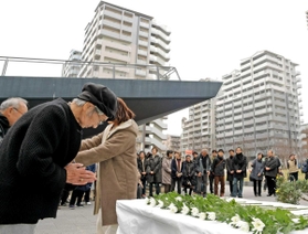 慰霊祭で手を合わせる斉木久美子さんら＝神戸市灘区桜口町４（撮影・後藤亮平）