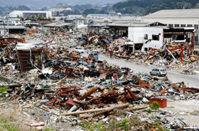 がれきが広がる震災２カ月後の大船渡市街