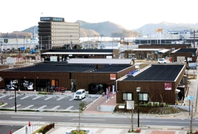 シンプルな配色の平屋建てが並ぶ「キャッセン大船渡」。商店街のようなアーケードはない＝岩手県大船渡市