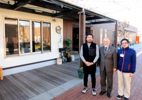 キャッセン大船渡の実務を担う（左から）臂徹さんと社長の田村満さん、市災害復興局の佐藤大基さん＝岩手県大船渡市