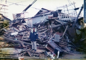 全壊した自宅跡に立つ森田純三さん＝神戸市灘区備後町５（１９９５年１月）