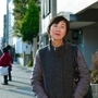 震災まで暮らした街でめいをしのぶ三宅淳子さん＝神戸市東灘区本山中町４（撮影・秋山亮太）