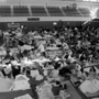 西宮中央体育館に避難した人々＝１９９５年１月１７日、西宮市河原町（撮影・阪神総局員）