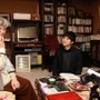 森渉さんの母、尚江さん（左）に渉さんの思い出を聞く神戸大学メディア研の森岡聖陽さん（中央）ら＝京都市東山区本町