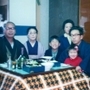４５年ほど前、正月に撮影。左から父の吉田三二さんと母正子さん。右に岩田正幸さん家族