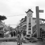 参道に崩れ落ちた広田神社の鳥居＝１７日午前、西宮市柳本町