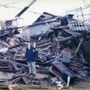 全壊した自宅跡に立つ森田純三さん＝神戸市灘区備後町５（１９９５年１月）