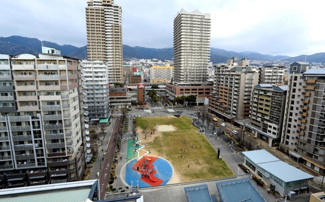 六甲道南公園を取り囲む再開発ビル。住民らは、防災を切り口にしたまちづくりに知恵を絞る＝神戸市灘区（撮影・鈴木雅之）