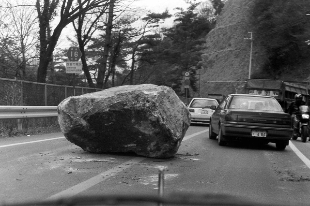 阪神総局に向かう途中、道路をふさいだ巨岩＝１９９５年１月１７日午後、西宮市越水社家郷山