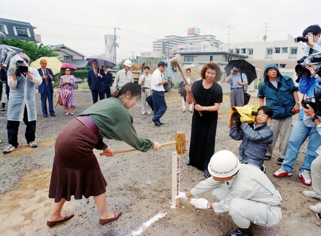 神戸市東灘区の森南第一地区で復興土地区画整理事業が着工し、起工式でくい打ちする住民ら＝１９９７年９月２６日、神戸市東灘区森南町１