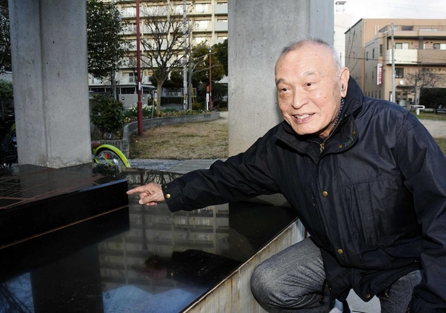 御菅西地区のまちづくりに尽力した田中保三さん。地域の犠牲者をしのぶ慰霊碑を前に「災害があっても誰もが助かるまちをつくりたいと思って取り組んだ」と振り返る＝神戸市長田区御蔵通５