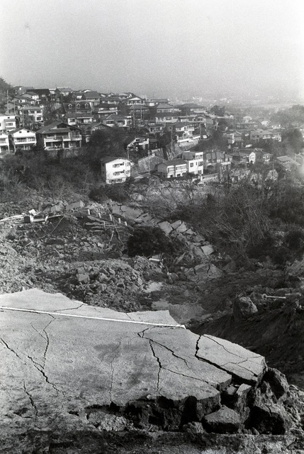 地滑りを起こした斜面上の甲山浄水場から見た現場＝西宮市仁川百合野町