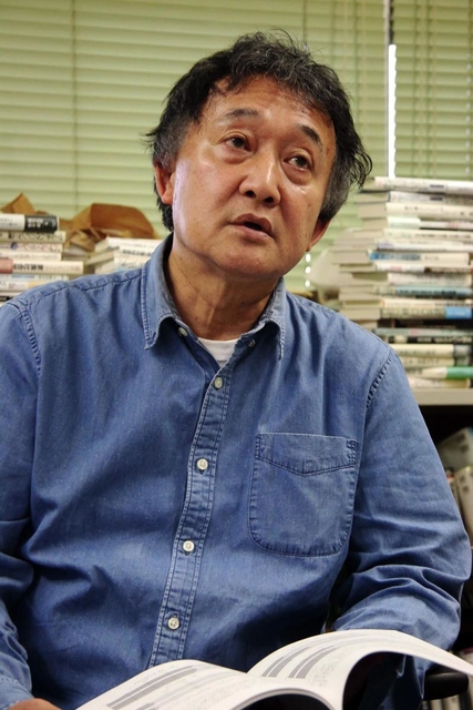 「被災者の住まいは、被災前の暮らしぶりを基にして考えなければいけない」と話す平山洋介さん＝神戸市灘区六甲台町、神戸大