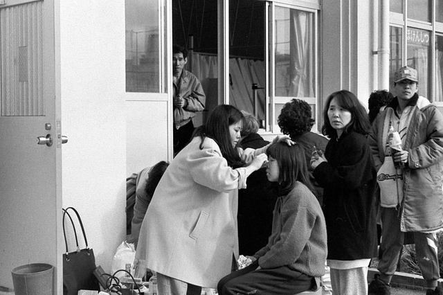 傷の手当てをする看護師＝１９９５年１月１７日午前、神戸市灘区岸地通４、稗田小学校