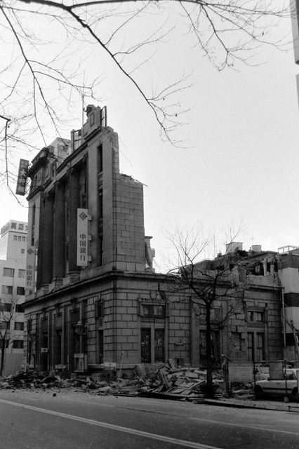 威風堂々とした洋風建築の日産ビルも全壊した＝１７日、神戸市中央区栄町通
