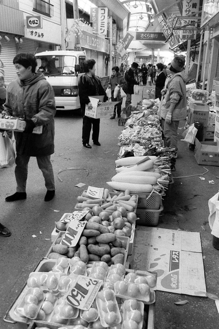 安否確認をしながら野菜や果物を売る商店の人ら＝２０日、神戸市兵庫区の神戸新鮮市場