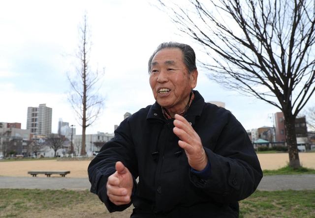 被災前の千歳地区について語る埴岡秀行さん＝神戸市須磨区千歳町２（撮影・鈴木雅之）