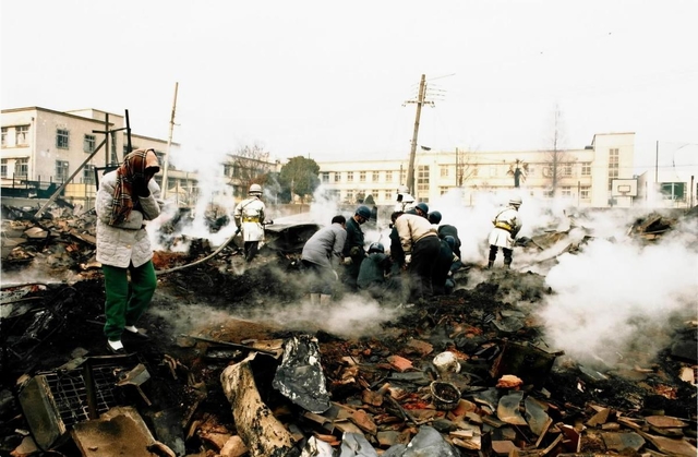 焼け跡で懸命に救助活動を続ける住民たち＝１９９５年１月１８日