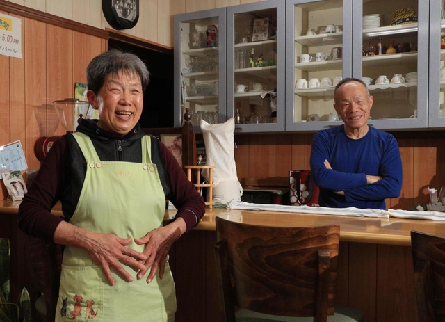 ケミカルメーカーを畳み、喫茶店を営む陳さん夫婦。気づけば、喫茶の経営の方が長くなった＝神戸市須磨区千歳町１（撮影・鈴木雅之）