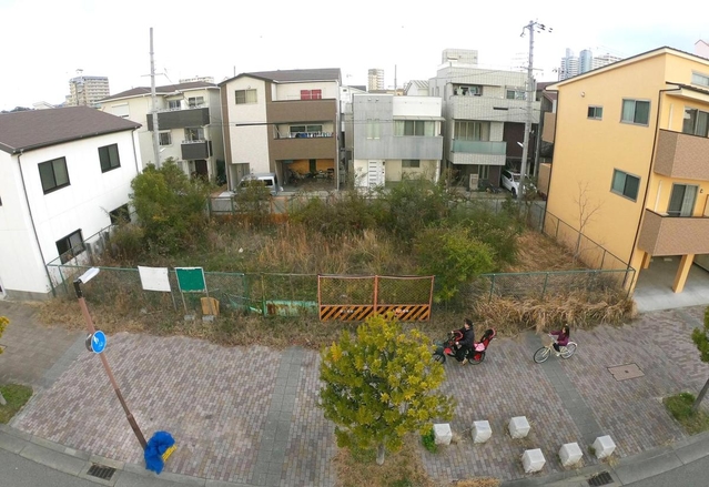 復興土地区画整理事業で住宅街は再建されたが、いまだに更地が残る＝神戸市須磨区千歳町１（撮影・鈴木雅之）