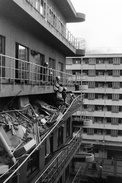 神戸市立西市民病院の救助作業。ベランダからも救出が行われた＝１７日午後、神戸市長田区一番町２