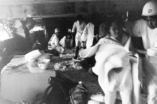 西市民病院５階での救助作業＝１７日午後、神戸市長田区一番町２