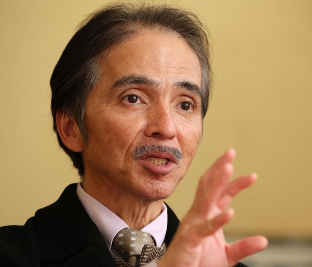 「被災者と信頼関係を築かなければ、心の内側は語ってもらえなかった」と振り返る兵庫県こころのケアセンター長の加藤寛さん＝神戸市中央区脇浜海岸通１（撮影・吉田敦史）