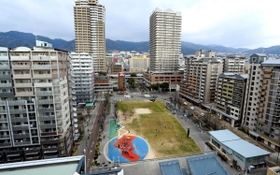 六甲道南公園を取り囲む再開発ビル。住民らは、防災を切り口にしたまちづくりに知恵を絞る＝神戸市灘区（撮影・鈴木雅之）