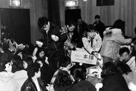 震災から一夜明け、安井小学校では避難者に食料が配られた＝１８日午前６時ごろ、西宮市安井町（撮影・阪神総局員）