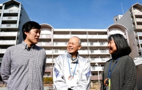 復興住宅の芦屋市営南芦屋浜団地で住民の暮らしを支え続けている（左から）生活援助員（ＬＳＡ）の増原統さん、池田和夫さん、城戸昌子さん＝芦屋市陽光町