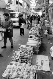 安否確認をしながら野菜や果物を売る商店の人ら＝２０日、神戸市兵庫区の神戸新鮮市場