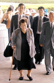 阪神高速倒壊訴訟控訴審の第１回口頭弁論のために入廷する萬みち子さん＝２００３年７月２日、大阪市北区西天満２、大阪高裁