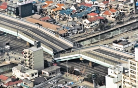 阪神・淡路大震災で高架が真っ二つに折れた阪神高速神戸線＝１９９５年１月１８日、西宮市甲子園高潮町