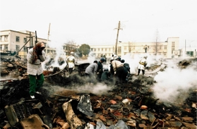 焼け跡で懸命に救助活動を続ける住民たち＝１９９５年１月１８日