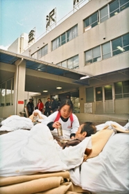 患者が建物の外にまであふれた金沢病院＝１９９５年１月１９日、神戸市灘区神ノ木通４