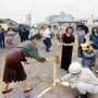 神戸市東灘区の森南第一地区で復興土地区画整理事業が着工し、起工式でくい打ちする住民ら＝１９９７年９月２６日、神戸市東灘区森南町１