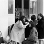 傷の手当てをする看護師＝１９９５年１月１７日午前、神戸市灘区岸地通４、稗田小学校