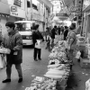 安否確認をしながら野菜や果物を売る商店の人ら＝２０日、神戸市兵庫区の神戸新鮮市場