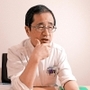 震災での生死の分かれ目を調査した井宮雅宏さん。まとめたメモは耐震化などの防災対策に貢献した＝淡路市育波（撮影・後藤亮平）