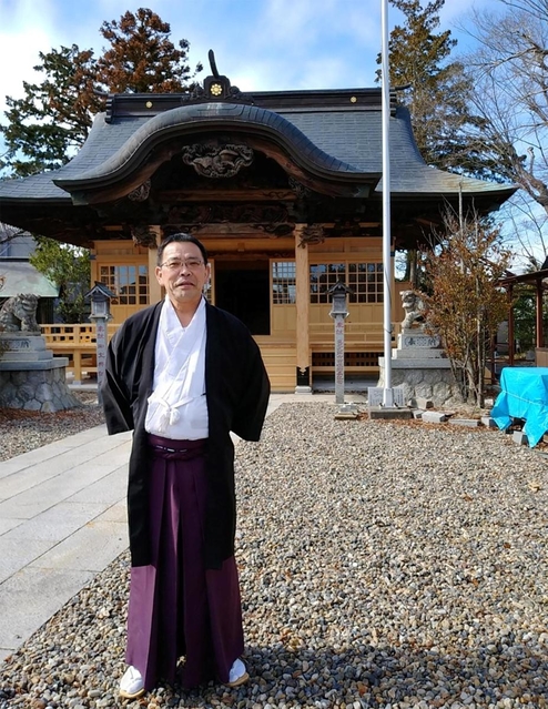 再建された初発神社と高倉洋尚宮司＝双葉町長塚