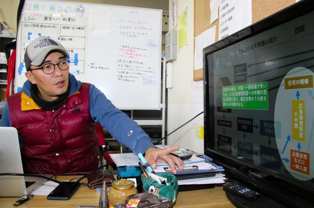 豪雨災害に遭った佐賀県武雄市でボランティア活動を続ける鈴木隆太さん。「阪神・淡路大震災の経験を還元したい」と意気込む