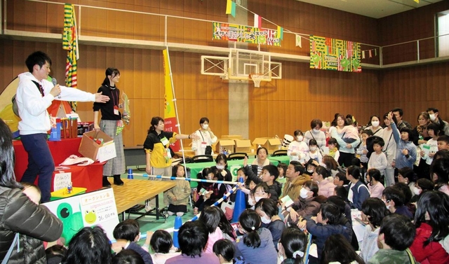 防災訓練でためたポイントとおもちゃを交換できる「かえっこオークション」に集まった子どもたち＝２月２日、神戸市中央区脇浜海岸通１、国際協力機構関西国際センター