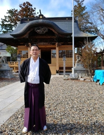 再建された初発神社と高倉洋尚宮司＝双葉町長塚