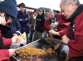 東日本大震災の被災地・宮城県南三陸町で神戸・長田名物のそばめしを振る舞う大正筋商店街の関係者ら＝２０１９年３月１０日