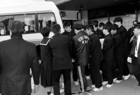 一宮町の合同葬で、友人のひつぎを運ぶ中学生ら＝１８日、淡路市多賀