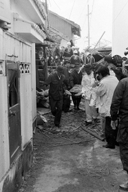 倒壊した家屋から運び出される住人＝１７日、淡路市郡家